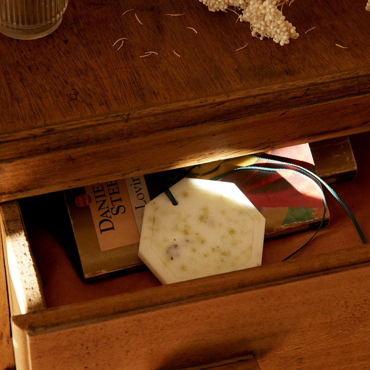 Palet botanique dans un meuble en bois